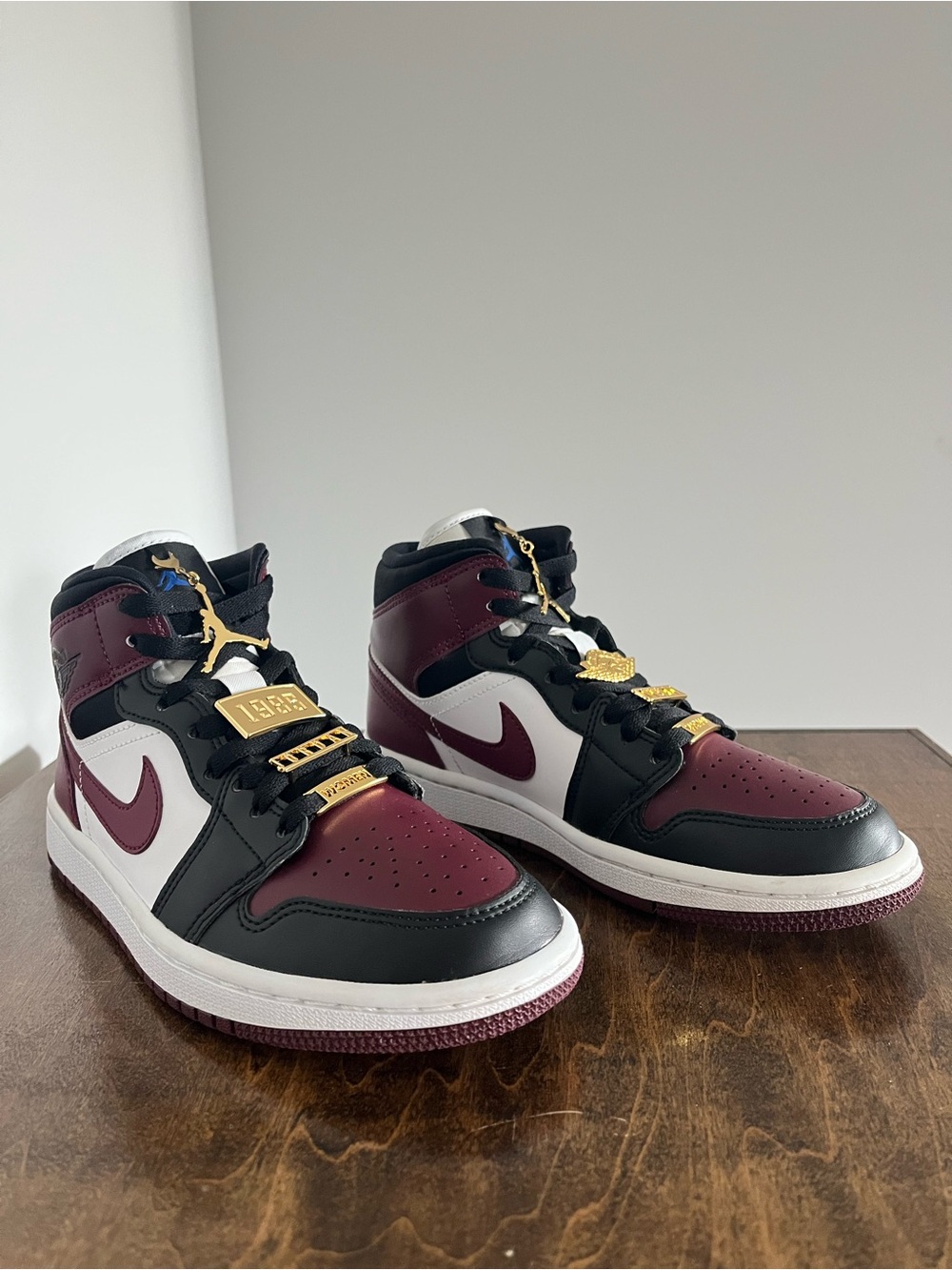 Wmns Air Jordan 1 Mid SE 'Gold Pendants' - Size 6